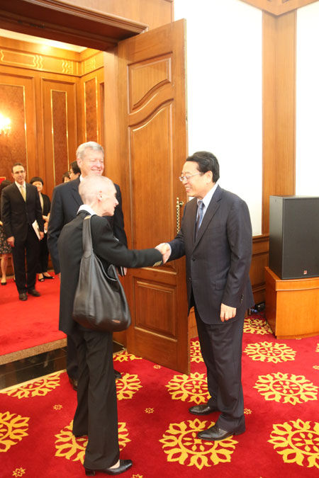 �����У������p���͇��H�͵؅^�����΄ݡ����Է��������e������뽻�Q������һ���J�飬��ǰ���H������R�Ŀֲ����x���{�c����������s�����������ɇ��ӏ��p����߅���ֺ������σɇ��Ĺ�ͬ���棬Ҳ�����ھS�o���H�͵؅^��ȫ�c�������p���ʹ���W�j�ֲ����x���������O�����x�ȹ�ͬ�P�ĵĆ��}̹�\�������_����Ҫ���R���з����{���|���\���ȡ��|ͻ���ֲ��M���������ɇ������H����ć���Σ����Ҫ����������֧�ֺ�����з�������|ͻ���ֲ�������Ŭ�����p��ͬ���Mһ���ӏ��ڷ������̷����I�����������໥��˴��P�С�