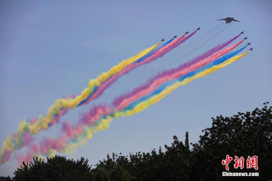 9月3日,紀念中國人民抗日戰爭暨世界反法西斯戰爭勝利70周年大會在北京隆重舉行。圖為空中梯隊飛過天安門廣場。中新社記者 劉震 攝