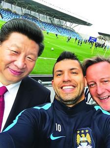 習近平應邀與球星阿奎羅一起玩自拍