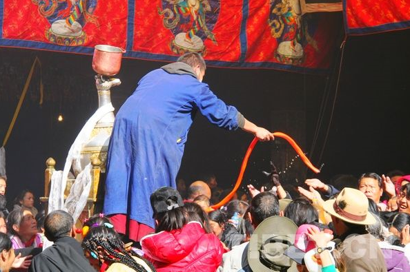 ��Ů�񡰼ӳ֡��^(gu��)�ľƺ��ܚgӭ